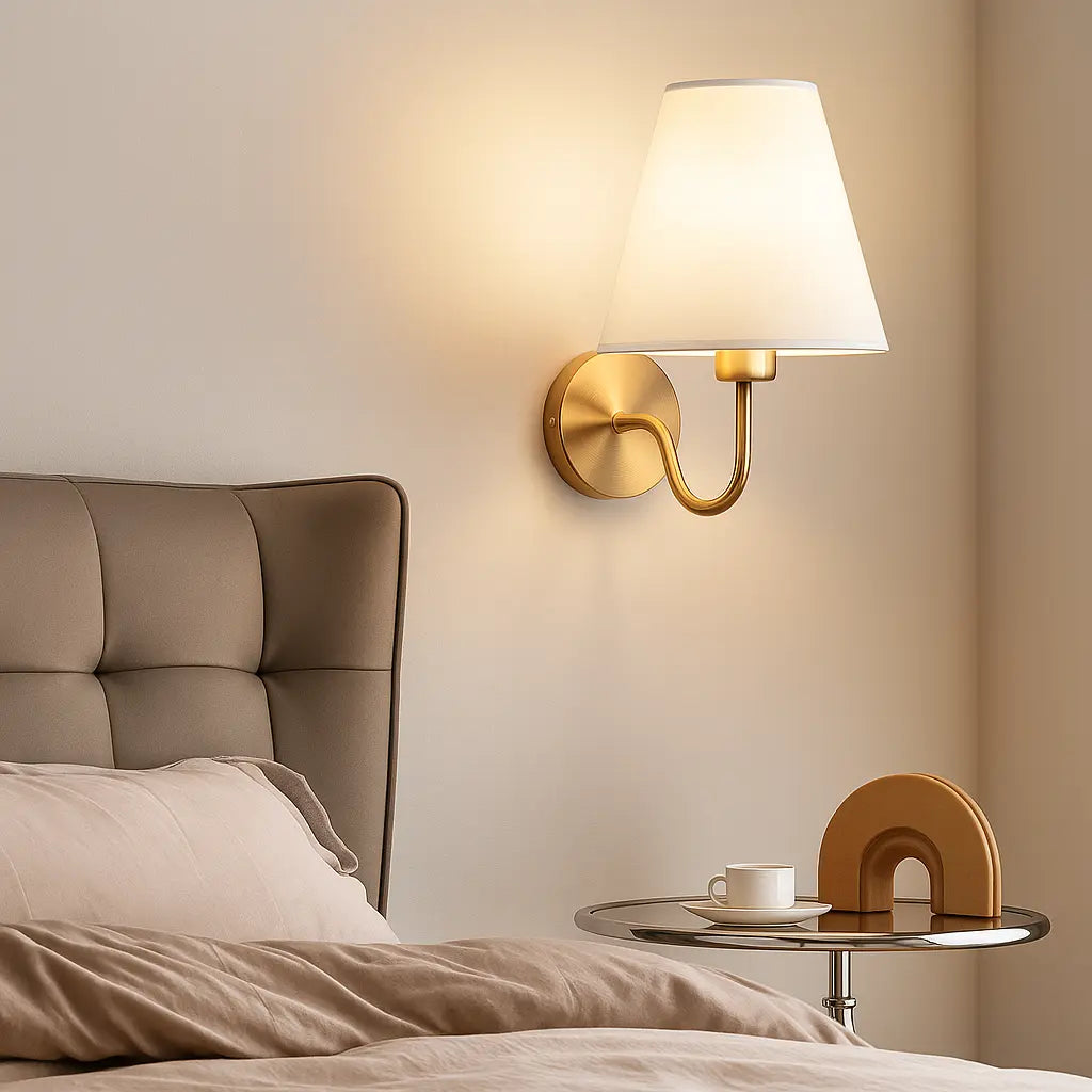 Applique murale dorée avec abat-jour en tissu – Style moderne