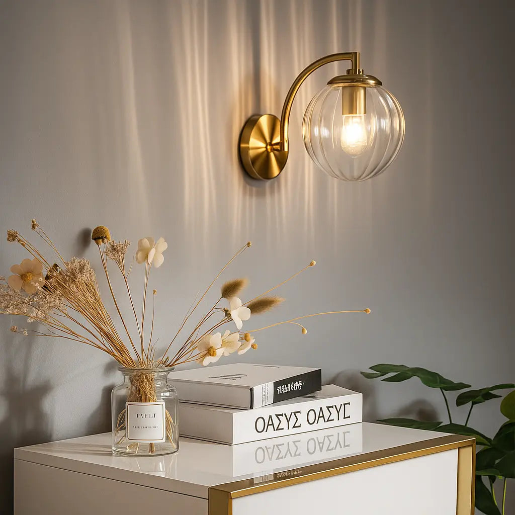 Applique murale en laiton avec globe en verre – Design rétro chic