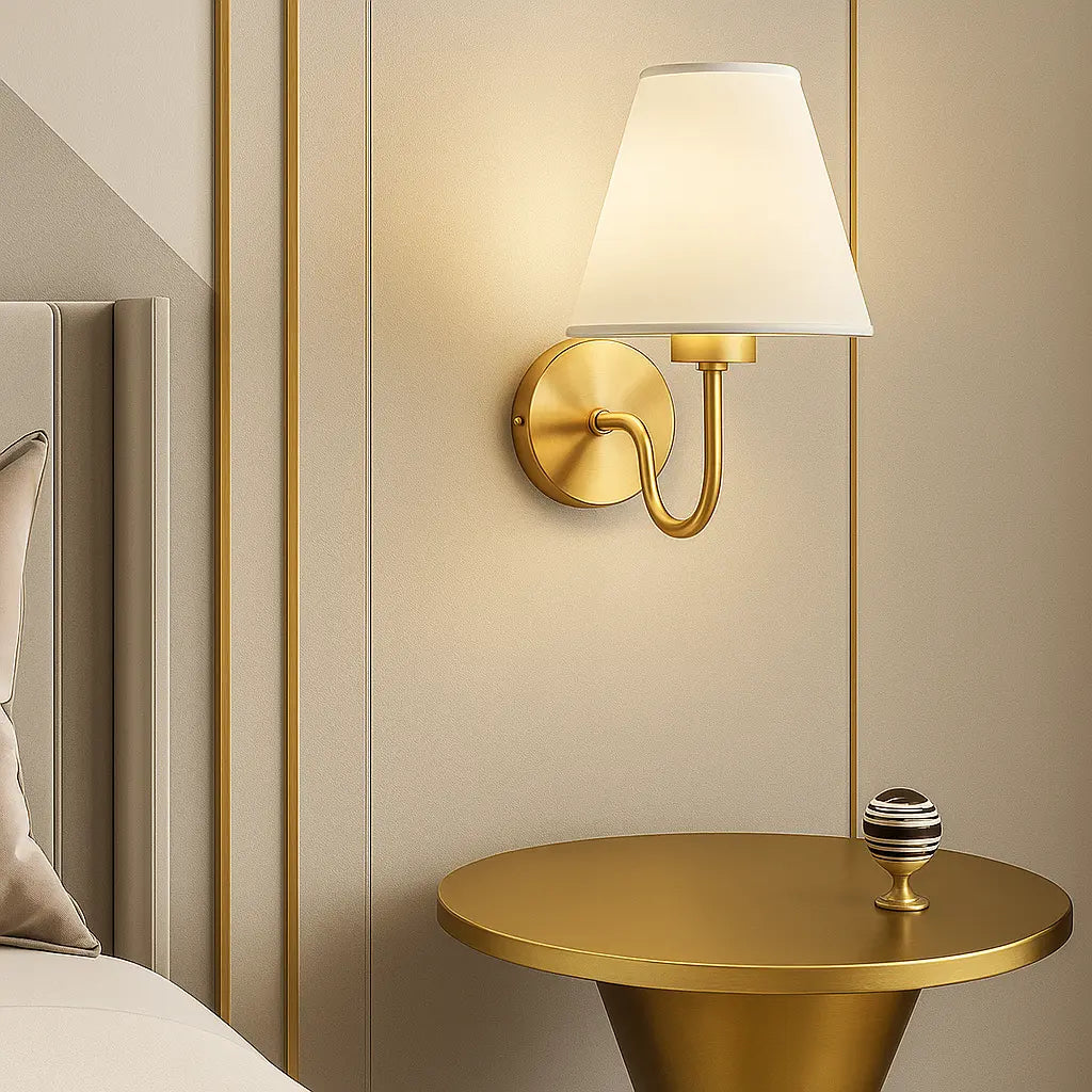 Applique murale dorée avec abat-jour en tissu – Style moderne