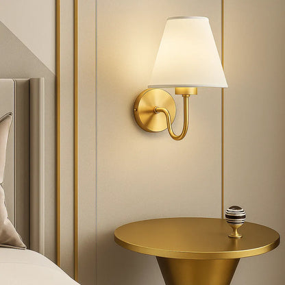 Applique murale dorée avec abat-jour en tissu – Style moderne