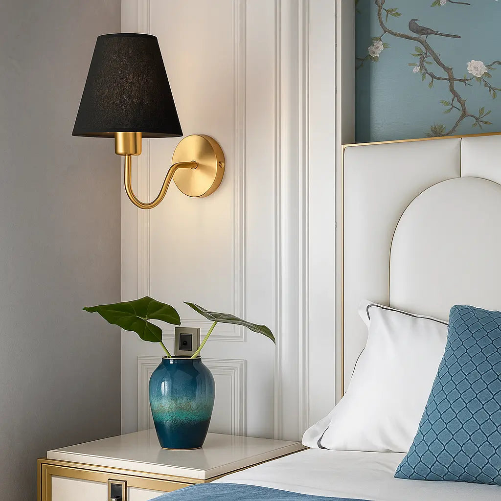 Applique murale dorée avec abat-jour en tissu – Style moderne