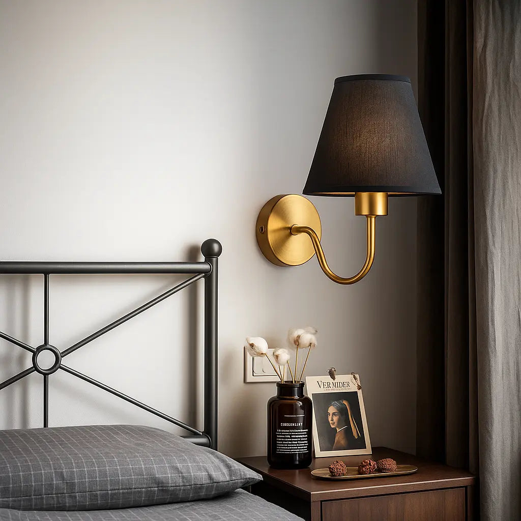 Applique murale dorée avec abat-jour en tissu – Style moderne