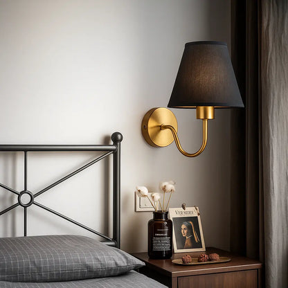 Applique murale dorée avec abat-jour en tissu – Style moderne