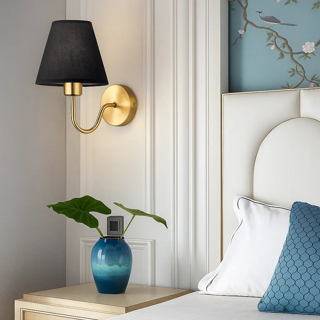 Applique murale dorée avec abat-jour en tissu – Style moderne