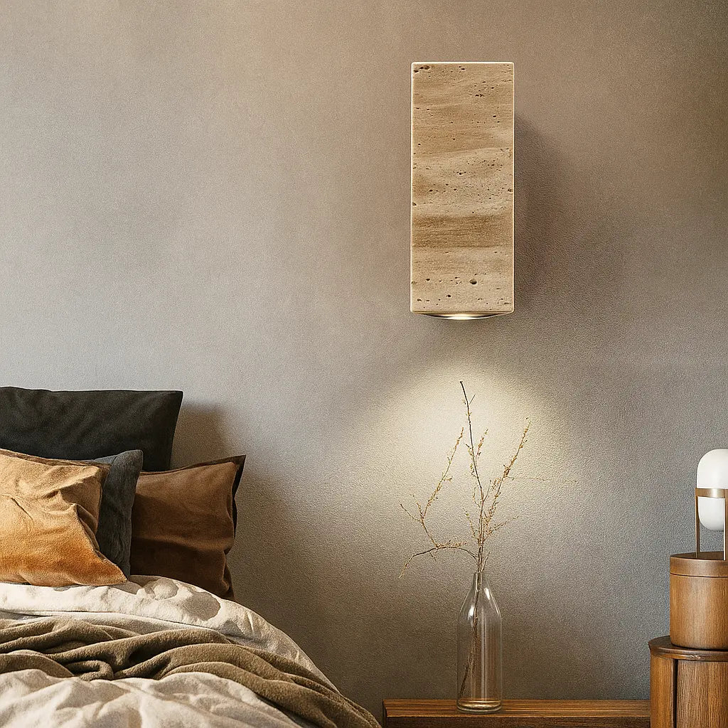 Applique murale LED en travertin – Base bois, blanche – Style Wabi Sabi