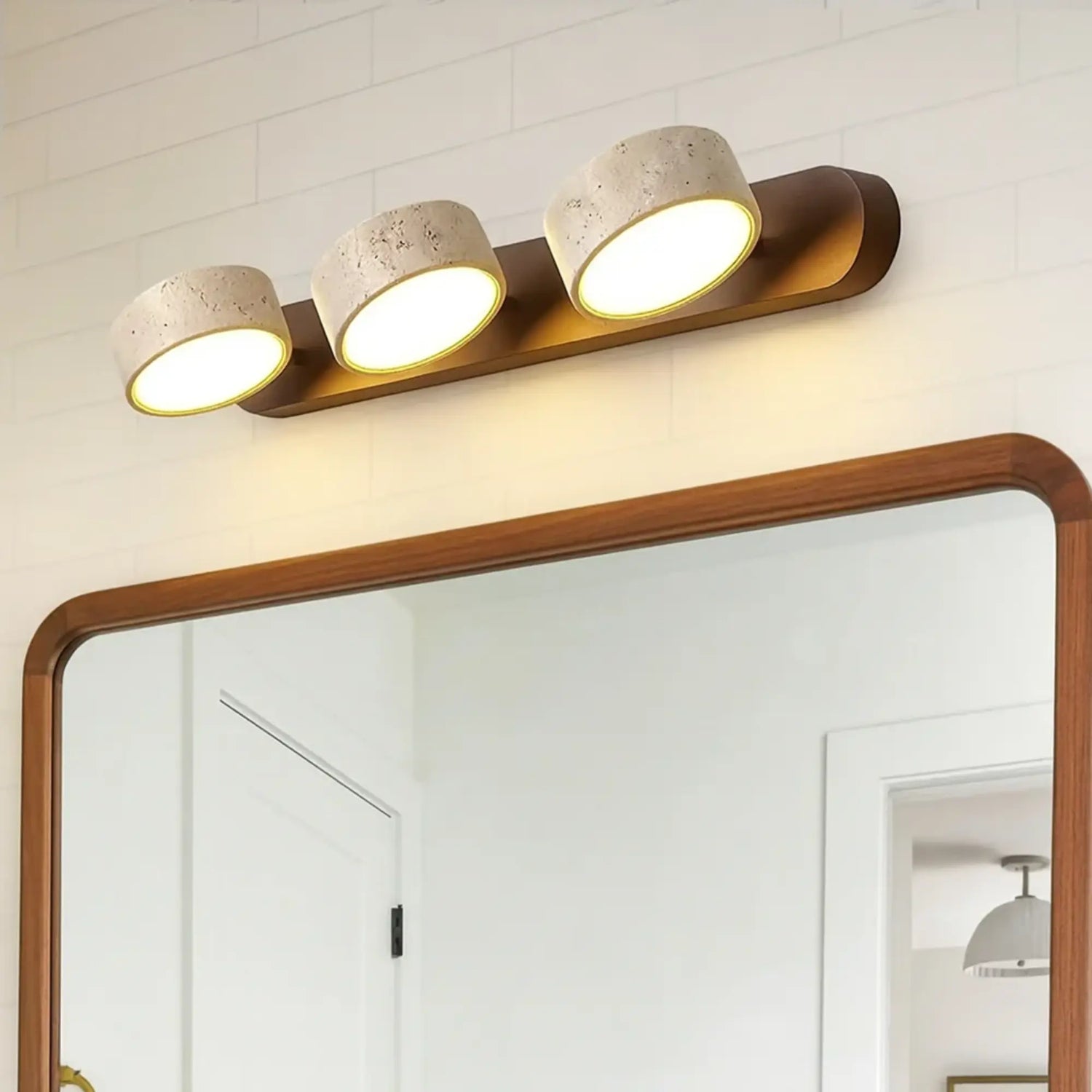 Applique murale LED salle de bain – Bois clair & travertin, design minimaliste