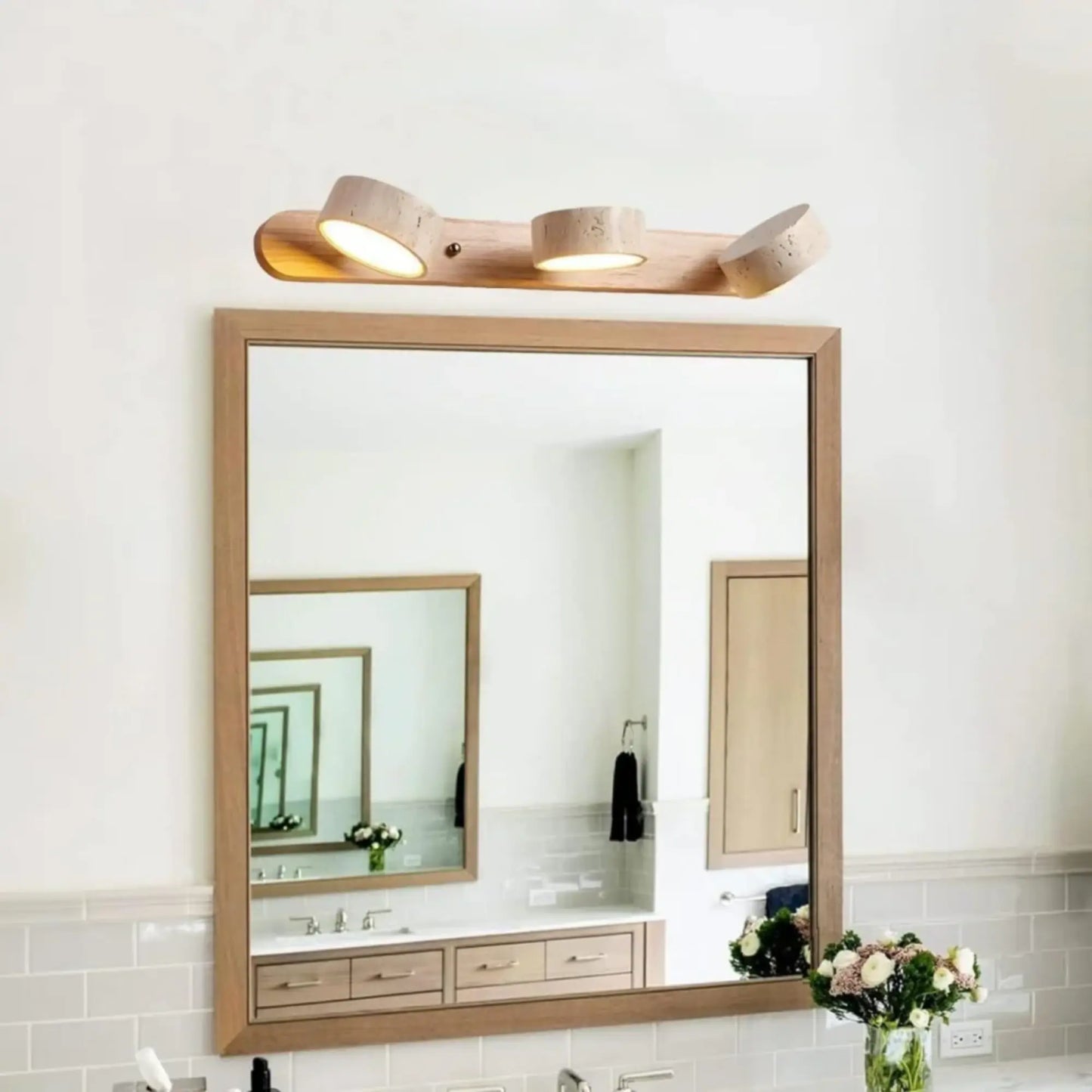 Applique murale LED salle de bain – Bois clair & travertin, design minimaliste