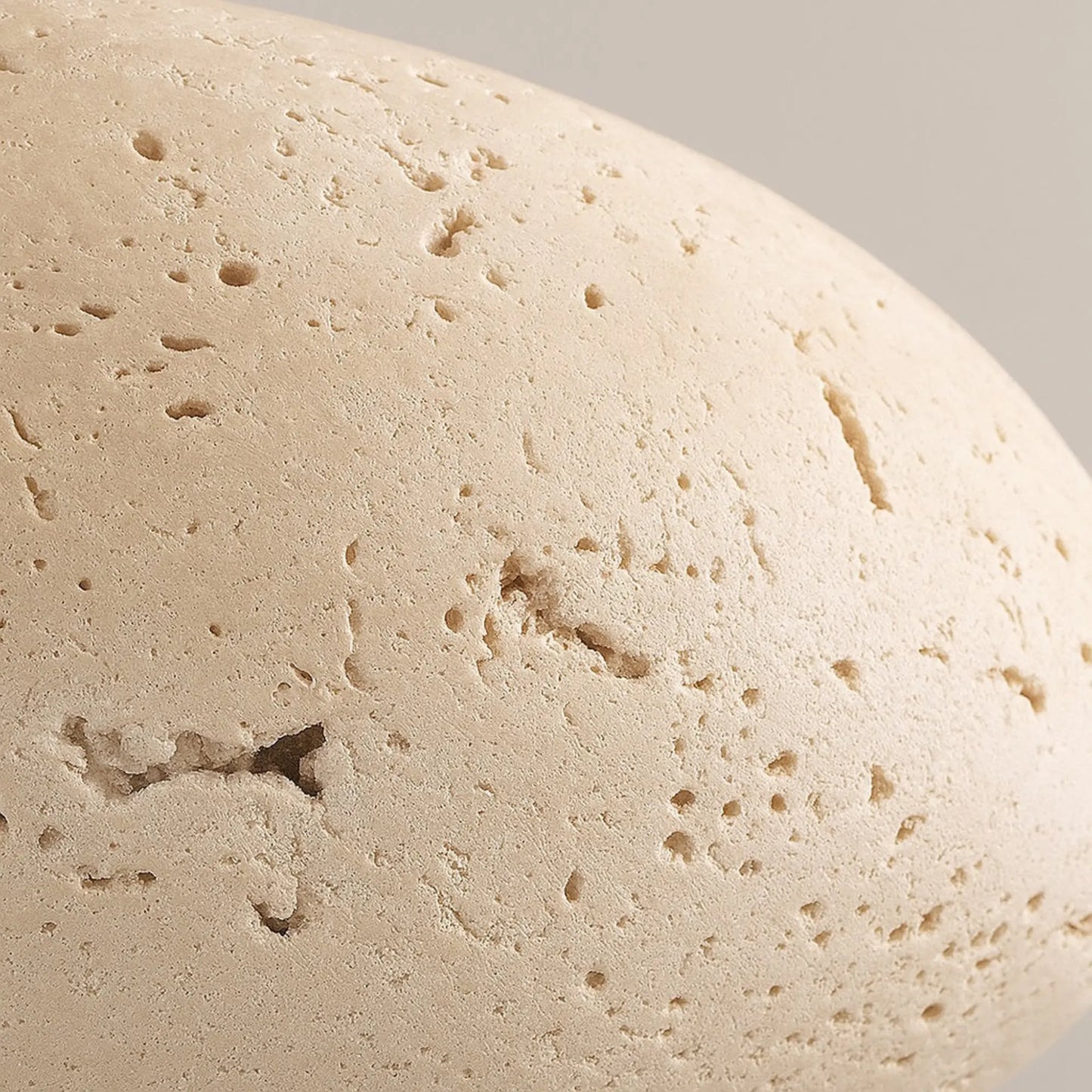 Applique murale décorative travertin – lumière chaude, bras noir mat