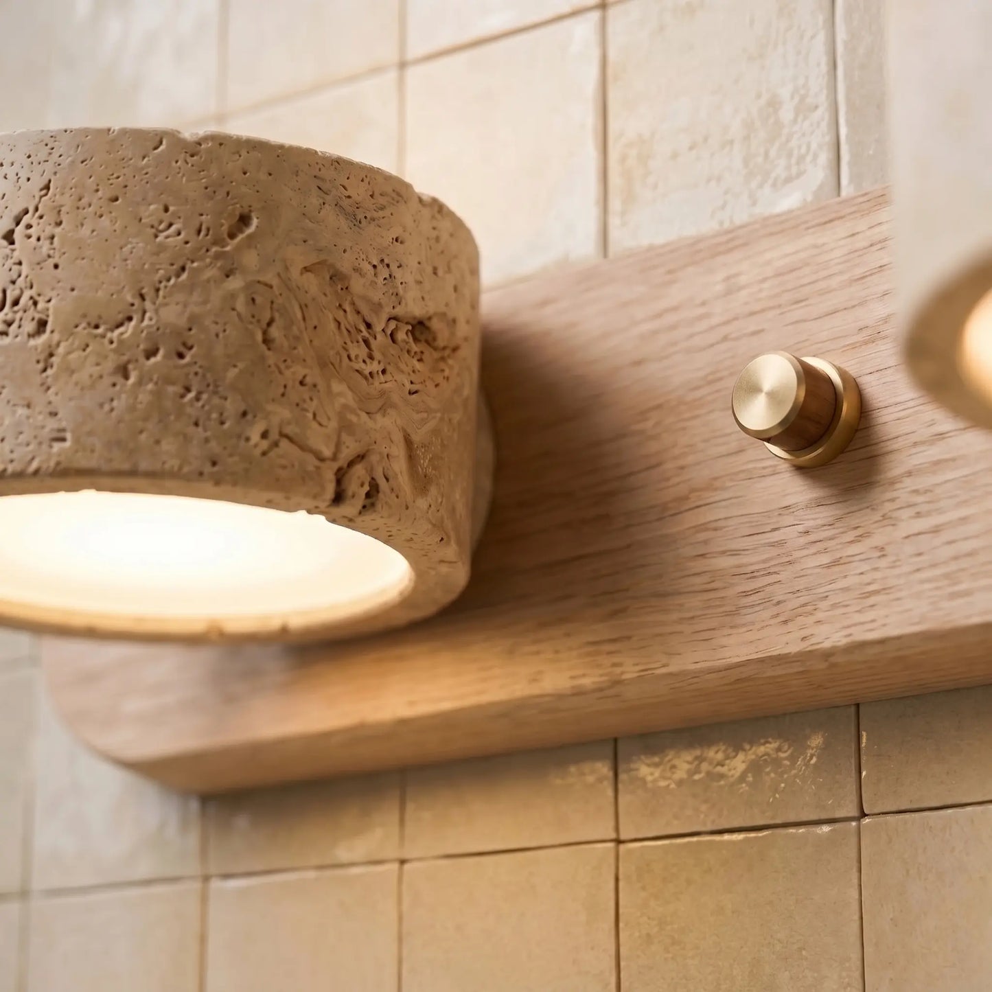 Applique murale LED salle de bain – Bois clair & travertin, design minimaliste