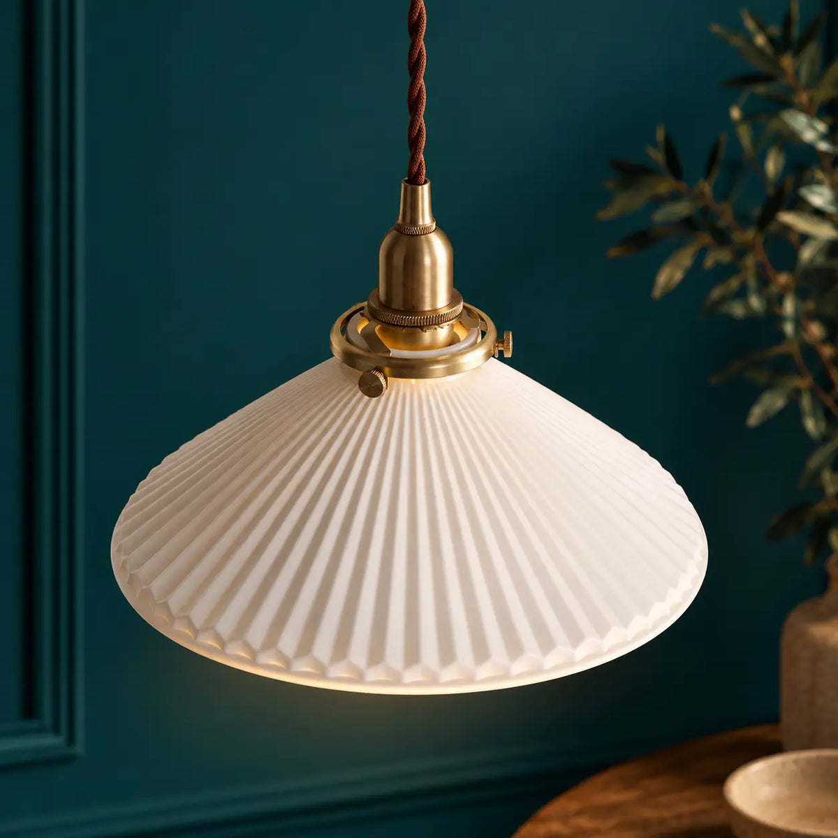 Suspension Vintage en Céramique Blanche et Dorée – Luminaire Rétro