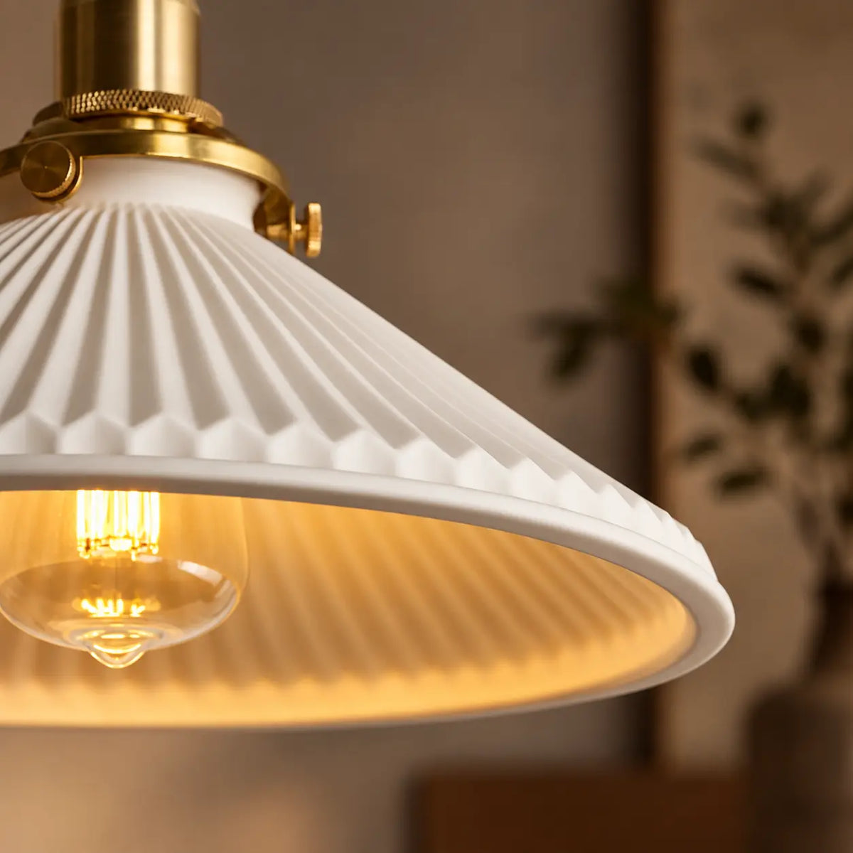 Suspension Vintage en Céramique Blanche et Dorée – Luminaire Rétro
